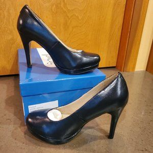 New: 6.5 WW Dark Navy Leather Fitzwell Gemma Pumps